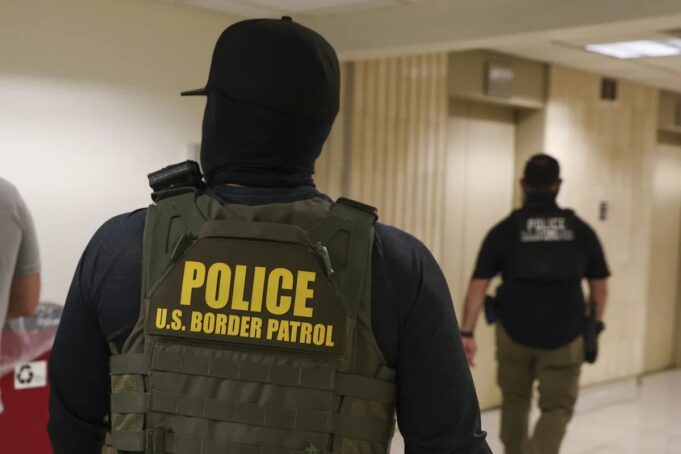 Inmigración imputa a un agente de ICE por disparar a venezolano Agente con chaleco táctico de U.S. Border Patrol e ICE en operativo de control de inmigración.