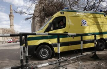 Accidente de autobús en Egipto deja 22 muertos y 28 heridos Ambulancia amarilla del servicio de emergencias médicas de Egipto estacionada en una calle de la ciudad.