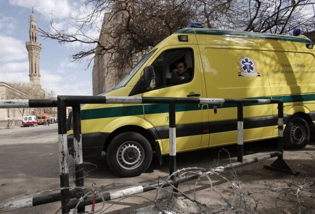 ambulancia-egipto-accidente-autobus-sinai-salud Ambulancia amarilla del servicio de emergencias médicas de Egipto estacionada en una calle de la ciudad.
