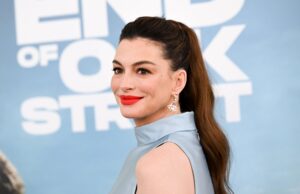 Anne Hathaway sufre ataques conservadores en redes sociales Retrato de la actriz Anne Hathaway en una alfombra roja luciendo peinado de cola de caballo y labial rojo.