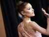 Ariana Grande se retira de la música tras gira Eternal Sunshine Ariana Grande de perfil en vestido rosado despidiéndose tras su retiro de los escenarios con la gira Eternal Sunshine.