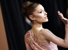 Ariana Grande se retira de la música tras gira Eternal Sunshine Ariana Grande de perfil en vestido rosado despidiéndose tras su retiro de los escenarios con la gira Eternal Sunshine.