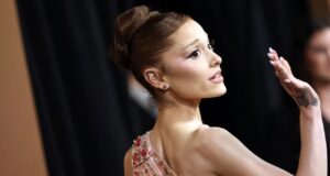 Ariana Grande se retira de la música tras gira Eternal Sunshine Ariana Grande de perfil en vestido rosado despidiéndose tras su retiro de los escenarios con la gira Eternal Sunshine.
