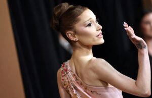 Ariana Grande se retira de la música tras gira Eternal Sunshine Ariana Grande de perfil en vestido rosado despidiéndose tras su retiro de los escenarios con la gira Eternal Sunshine.