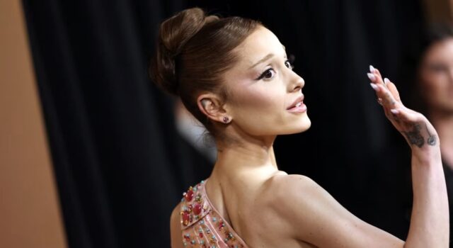 Ariana Grande se retira de la música tras gira Eternal Sunshine Ariana Grande de perfil en vestido rosado despidiéndose tras su retiro de los escenarios con la gira Eternal Sunshine.