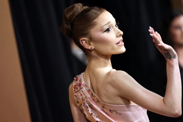 Ariana Grande de perfil en vestido rosado despidiéndose tras su retiro de los escenarios con la gira Eternal Sunshine.