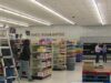 Nuevo supermercado abre en Woodland Park tras tres años Empleados preparando los estantes dentro del supermercado Carver Jones Market antes de su apertura oficial.