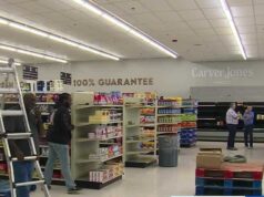 Nuevo supermercado abre en Woodland Park tras tres años Empleados preparando los estantes dentro del supermercado Carver Jones Market antes de su apertura oficial.