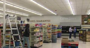 Nuevo supermercado abre en Woodland Park tras tres años Empleados preparando los estantes dentro del supermercado Carver Jones Market antes de su apertura oficial.