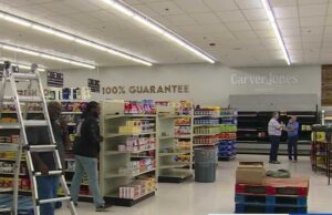 Nuevo supermercado abre en Woodland Park tras tres años Empleados preparando los estantes dentro del supermercado Carver Jones Market antes de su apertura oficial.