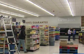 Nuevo supermercado abre en Woodland Park tras tres años Empleados preparando los estantes dentro del supermercado Carver Jones Market antes de su apertura oficial.