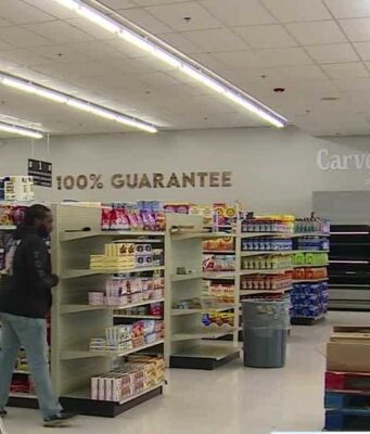 Nuevo supermercado abre en Woodland Park tras tres años Empleados preparando los estantes dentro del supermercado Carver Jones Market antes de su apertura oficial.