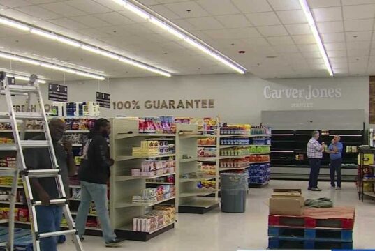 Nuevo supermercado abre en Woodland Park tras tres años Empleados preparando los estantes dentro del supermercado Carver Jones Market antes de su apertura oficial.