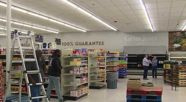 Nuevo supermercado abre en Woodland Park tras tres años Empleados preparando los estantes dentro del supermercado Carver Jones Market antes de su apertura oficial.