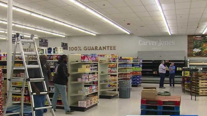 Nuevo supermercado abre en Woodland Park tras tres años Empleados preparando los estantes dentro del supermercado Carver Jones Market antes de su apertura oficial.