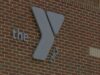 Coosa Valley YMCA anuncia el cierre definitivo de sus sedes Logotipo de la YMCA sobre una pared de ladrillos rojos en la sede corporativa de la organización en Alabama.