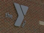Coosa Valley YMCA anuncia el cierre definitivo de sus sedes Logotipo de la YMCA sobre una pared de ladrillos rojos en la sede corporativa de la organización en Alabama.