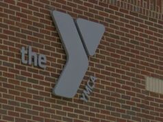 Coosa Valley YMCA anuncia el cierre definitivo de sus sedes Logotipo de la YMCA sobre una pared de ladrillos rojos en la sede corporativa de la organización en Alabama.