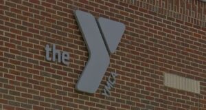 Coosa Valley YMCA anuncia el cierre definitivo de sus sedes Logotipo de la YMCA sobre una pared de ladrillos rojos en la sede corporativa de la organización en Alabama.
