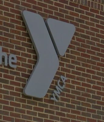 Coosa Valley YMCA anuncia el cierre definitivo de sus sedes Logotipo de la YMCA sobre una pared de ladrillos rojos en la sede corporativa de la organización en Alabama.