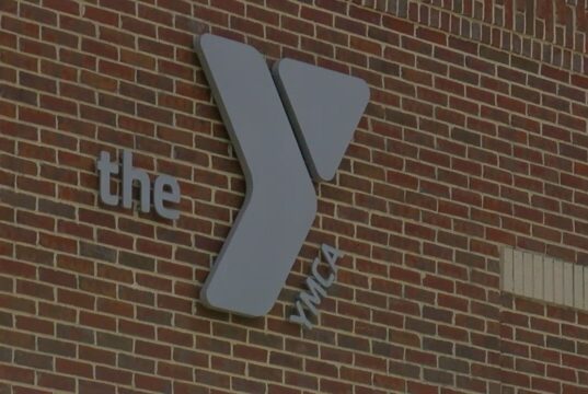 Coosa Valley YMCA anuncia el cierre definitivo de sus sedes Logotipo de la YMCA sobre una pared de ladrillos rojos en la sede corporativa de la organización en Alabama.