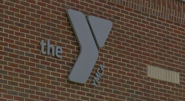 Coosa Valley YMCA anuncia el cierre definitivo de sus sedes Logotipo de la YMCA sobre una pared de ladrillos rojos en la sede corporativa de la organización en Alabama.