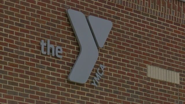Logotipo de la YMCA sobre una pared de ladrillos rojos en la sede corporativa de la organización en Alabama.