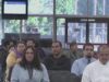 Cortes de EE. UU. niegan el 94 % de solicitudes de asilo Solicitantes sentados en la sala de espera de una corte de inmigración en Estados Unidos.