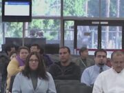 Cortes de EE. UU. niegan el 94 % de solicitudes de asilo Solicitantes sentados en la sala de espera de una corte de inmigración en Estados Unidos.