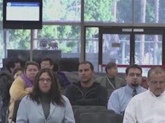 Cortes de EE. UU. niegan el 94 % de solicitudes de asilo Solicitantes sentados en la sala de espera de una corte de inmigración en Estados Unidos.