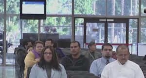 Cortes de EE. UU. niegan el 94 % de solicitudes de asilo Solicitantes sentados en la sala de espera de una corte de inmigración en Estados Unidos.