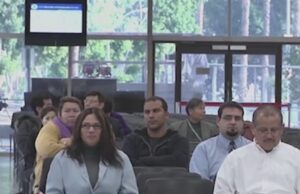 Cortes de EE. UU. niegan el 94 % de solicitudes de asilo Solicitantes sentados en la sala de espera de una corte de inmigración en Estados Unidos.
