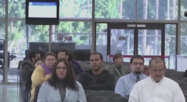 Cortes de EE. UU. niegan el 94 % de solicitudes de asilo Solicitantes sentados en la sala de espera de una corte de inmigración en Estados Unidos.