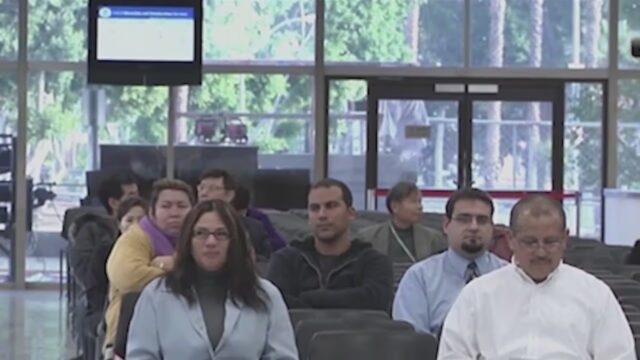 Solicitantes sentados en la sala de espera de una corte de inmigración en Estados Unidos.