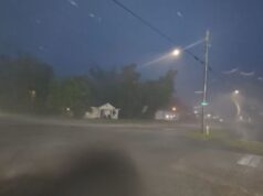 Depresión tropical Edouard provoca graves inundaciones en Texas Tormenta nocturna provocada por la depresión tropical Edouard azotando una calle con lluvia y viento en Texas.