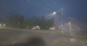 Depresión tropical Edouard provoca graves inundaciones en Texas Tormenta nocturna provocada por la depresión tropical Edouard azotando una calle con lluvia y viento en Texas.