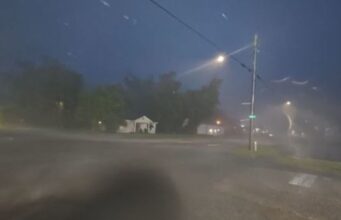 Depresión tropical Edouard provoca graves inundaciones en Texas Tormenta nocturna provocada por la depresión tropical Edouard azotando una calle con lluvia y viento en Texas.