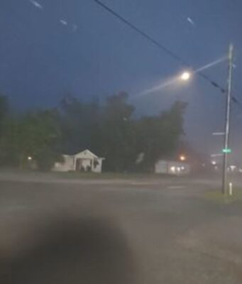 Depresión tropical Edouard provoca graves inundaciones en Texas Tormenta nocturna provocada por la depresión tropical Edouard azotando una calle con lluvia y viento en Texas.