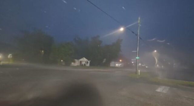 Depresión tropical Edouard provoca graves inundaciones en Texas Tormenta nocturna provocada por la depresión tropical Edouard azotando una calle con lluvia y viento en Texas.