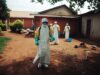 Ébola en Congo supera los 3.000 muertos en nuevo brote Sanitarios con traje de protección biológica fumigando una zona afectada por ebola en la República Democrática del Congo.