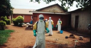 Ébola en Congo supera los 3.000 muertos en nuevo brote Sanitarios con traje de protección biológica fumigando una zona afectada por ebola en la República Democrática del Congo.