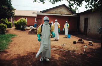 Ébola en Congo supera los 3.000 muertos en nuevo brote Sanitarios con traje de protección biológica fumigando una zona afectada por ebola en la República Democrática del Congo.