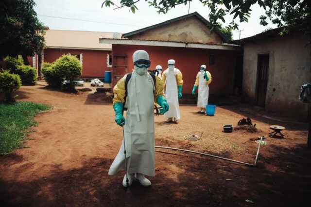 ebola-congo-sanitarios-traje-proteccion-desinfeccion Sanitarios con traje de protección biológica fumigando una zona afectada por ebola en la República Democrática del Congo.