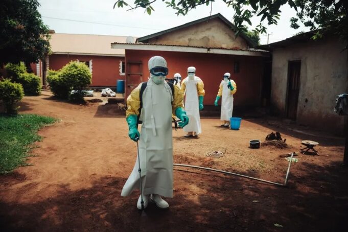 Ébola en Congo supera los 3.000 muertos en nuevo brote Sanitarios con traje de protección biológica fumigando una zona afectada por ebola en la República Democrática del Congo.