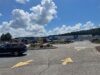 Arrestan a dos sospechosos tras agresión en Trussville Estacionamiento de un comercio en Trussville con vehículos de policía y ambulancias atendiendo la emergencia.