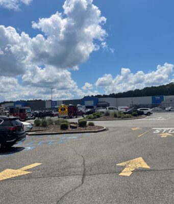 Arrestan a dos sospechosos tras agresión en Trussville Estacionamiento de un comercio en Trussville con vehículos de policía y ambulancias atendiendo la emergencia.