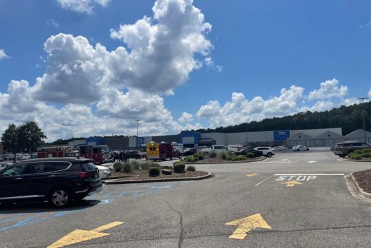 Arrestan a dos sospechosos tras agresión en Trussville Estacionamiento de un comercio en Trussville con vehículos de policía y ambulancias atendiendo la emergencia.