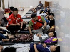 Intoxicación en Indonesia deja 500 niños hospitalizados Socorristas atienden a estudiantes en suelo de hospital tras masiva intoxicación alimentaria en Indonesia.