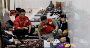 Intoxicación en Indonesia deja 500 niños hospitalizados Socorristas atienden a estudiantes en suelo de hospital tras masiva intoxicación alimentaria en Indonesia.