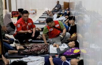 Intoxicación en Indonesia deja 500 niños hospitalizados Socorristas atienden a estudiantes en suelo de hospital tras masiva intoxicación alimentaria en Indonesia.